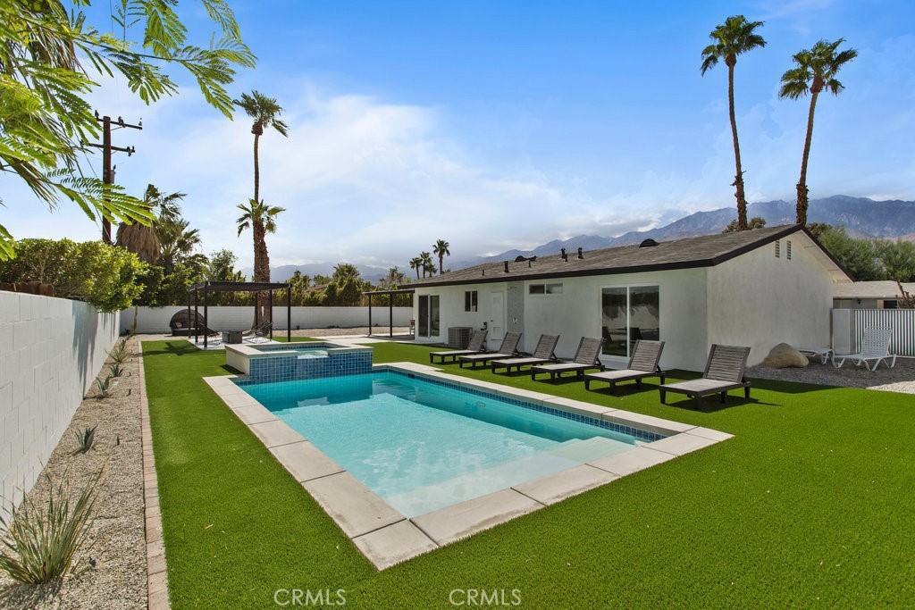 2002 N Whitewater Club Drive, Palm Springs, CA 92262