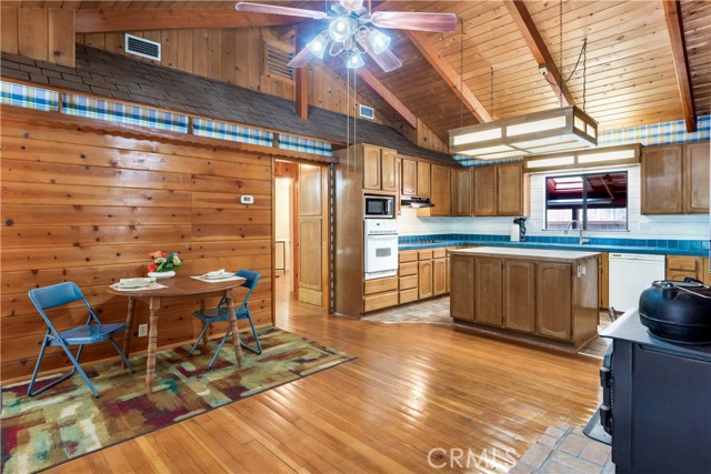 5940 Lake Drive, Angelus Oaks CA: https://media.crmls.org/medias/abbdb586-da98-4fc1-bd1c-1817eb21f2a0.jpg