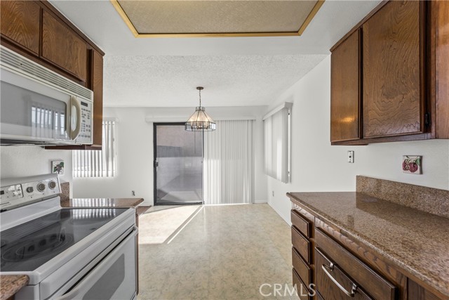 Detail Gallery Image 9 of 28 For 15000 Halldale Ave #101,  Gardena,  CA 90247 - 2 Beds | 2 Baths