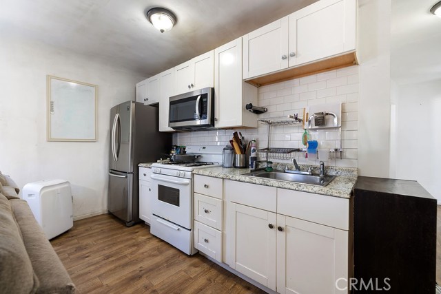 182 E McFarlane Street, Ventura CA: https://media.crmls.org/medias/abbdfaa0-9244-4896-ae7f-d35d7f453667.jpg