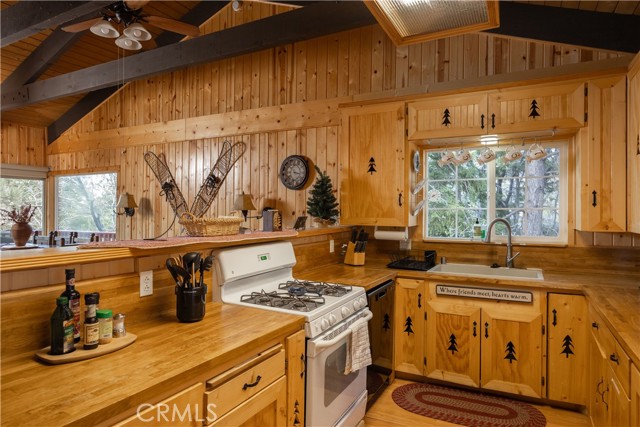 43897 Yosemite Drive, Big Bear Lake CA: https://media.crmls.org/medias/abc21f36-2f59-4499-a673-447154bc004d.jpg