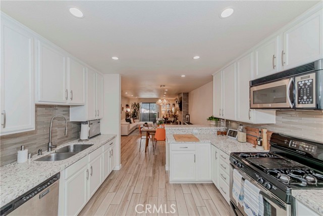 Detail Gallery Image 4 of 51 For 1940 N Highland Ave #66,  Los Angeles,  CA 90068 - 2 Beds | 2 Baths