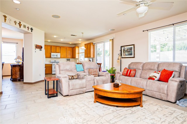 15138 Holiday Drive, Fontana CA: https://media.crmls.org/medias/abc2cf40-fb8c-4806-b88b-666593bc4805.jpg