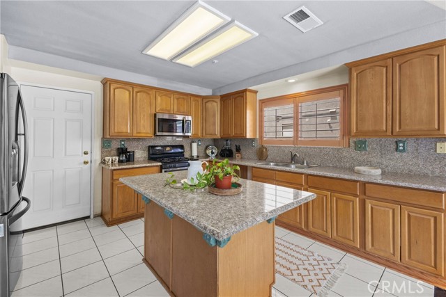 14998 Mustang Lane, Fontana CA: https://media.crmls.org/medias/abc5d329-64e5-4ae1-85fe-d284d9f0bebe.jpg
