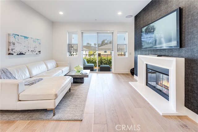 Detail Gallery Image 6 of 32 For 4820 Bellflower Ave #208,  North Hollywood,  CA 91601 - 3 Beds | 3 Baths