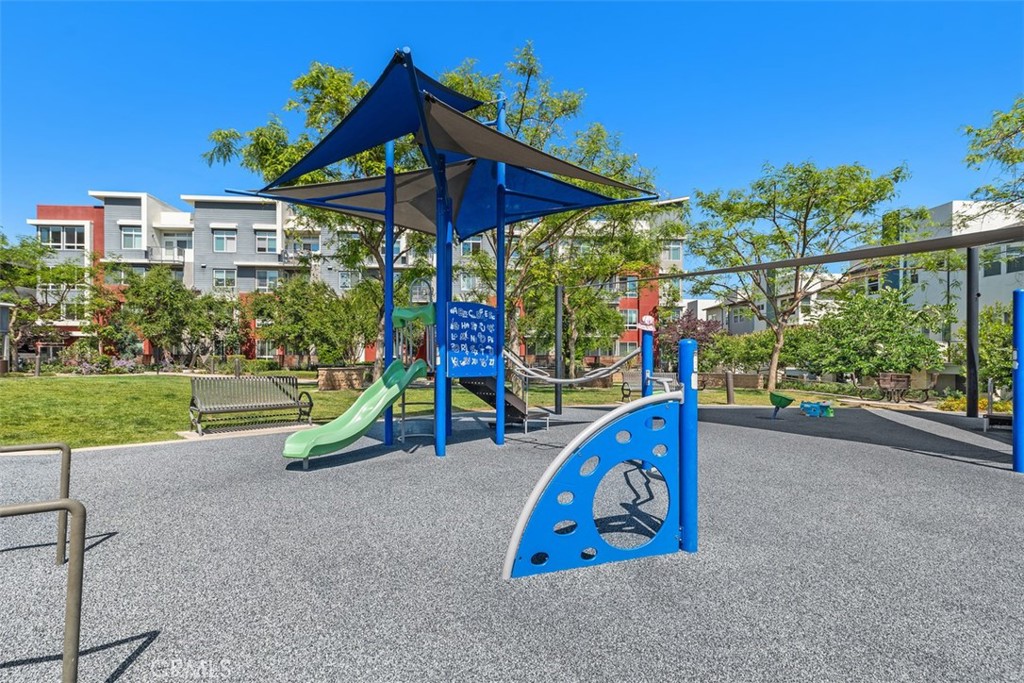 https://media.crmls.org/medias/abc77222-6e91-4a50-962a-6430b8a73835.jpg?preset=X-Large