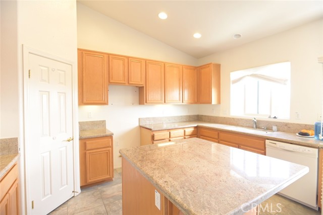 Detail Gallery Image 9 of 13 For 13037 Sunset Canyon, Victorville,  CA 92395 - 3 Beds | 2 Baths