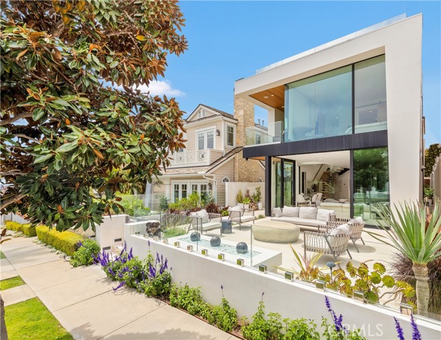 Detail Gallery Image 1 of 62 For 221 Heliotrope Ave, Corona Del Mar,  CA 92625 - 4 Beds | 5/1 Baths