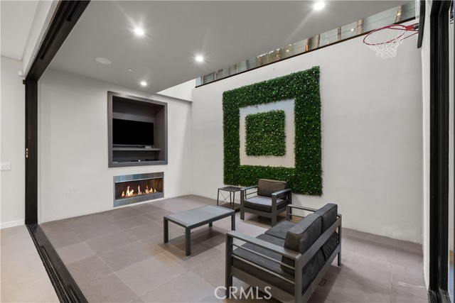 Detail Gallery Image 26 of 50 For 424 N Flores St, Los Angeles,  CA 90048 - 5 Beds | 6/2 Baths