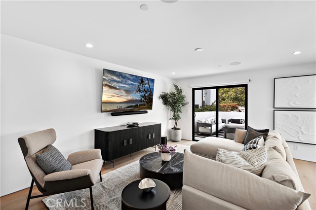 Detail Gallery Image 2 of 25 For 322 1/2 Iris Ave, Corona Del Mar,  CA 92625 - 2 Beds | 2 Baths