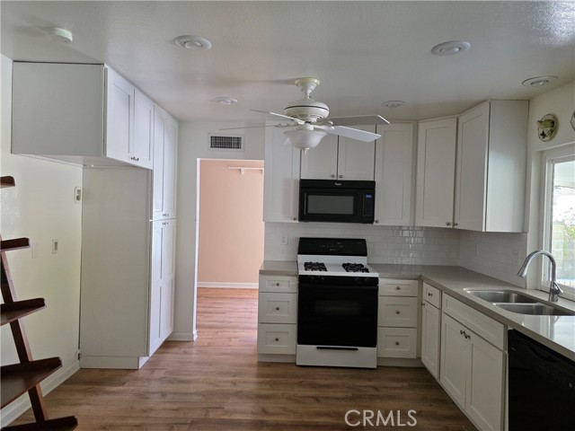 Detail Gallery Image 3 of 3 For 22914 Cerca Dr, Valencia,  CA 91354 - 4 Beds | 2 Baths