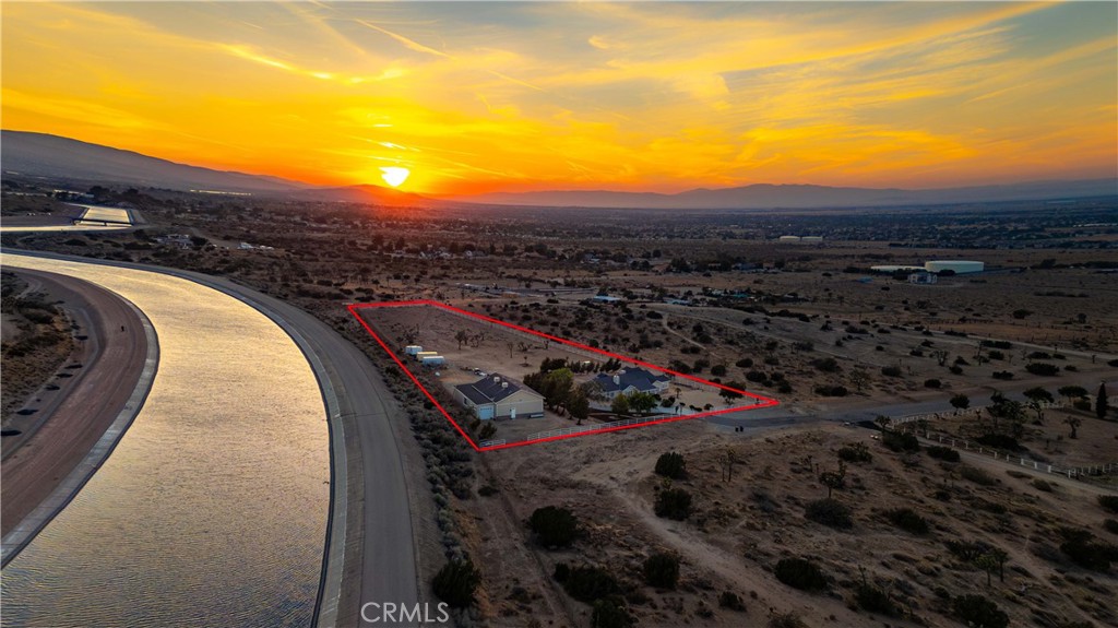 https://media.crmls.org/medias/abd0d617-cba0-4088-8417-e1b06f426553.jpg?preset=X-Large