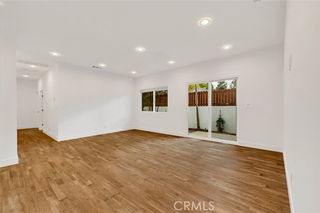 Detail Gallery Image 7 of 20 For 22136 Gilmore St, Woodland Hills,  CA 91303 - 3 Beds | 2/1 Baths