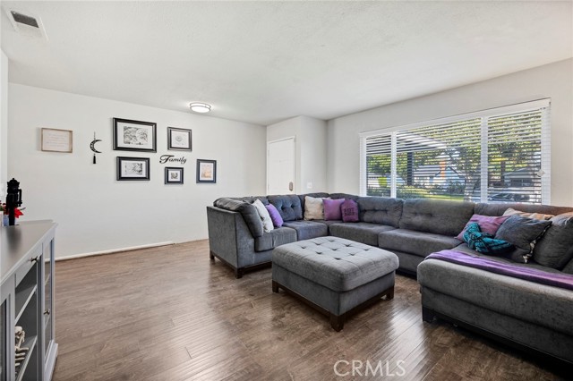 Detail Gallery Image 4 of 38 For 10022 Chula Vista Way, Riverside,  CA 92503 - 4 Beds | 2 Baths