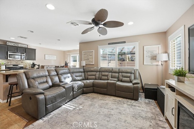 Detail Gallery Image 14 of 43 For 1411 Chinaberry, Beaumont,  CA 92223 - 4 Beds | 3 Baths