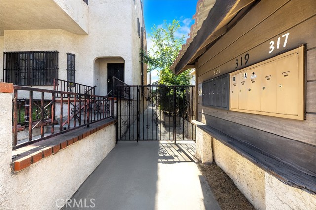 321 N Lincoln Avenue, Monterey Park CA: https://media.crmls.org/medias/abd58e05-f51f-498f-87ea-14902ad2130a.jpg