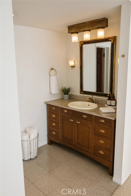 1111 S Coast Drive, Costa Mesa CA: https://media.crmls.org/medias/abd6437b-602b-413f-a213-1a428e3bcc32.jpg