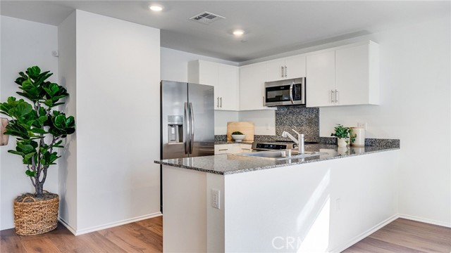 Detail Gallery Image 3 of 17 For 7551 Drexel Ave, Hesperia,  CA 92345 - 3 Beds | 2 Baths