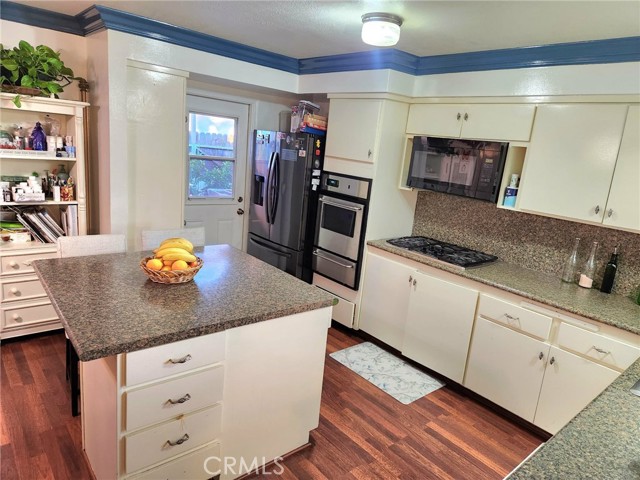 Detail Gallery Image 8 of 71 For 19755 Steinway St, Canyon Country,  CA 91351 - 3 Beds | 2 Baths