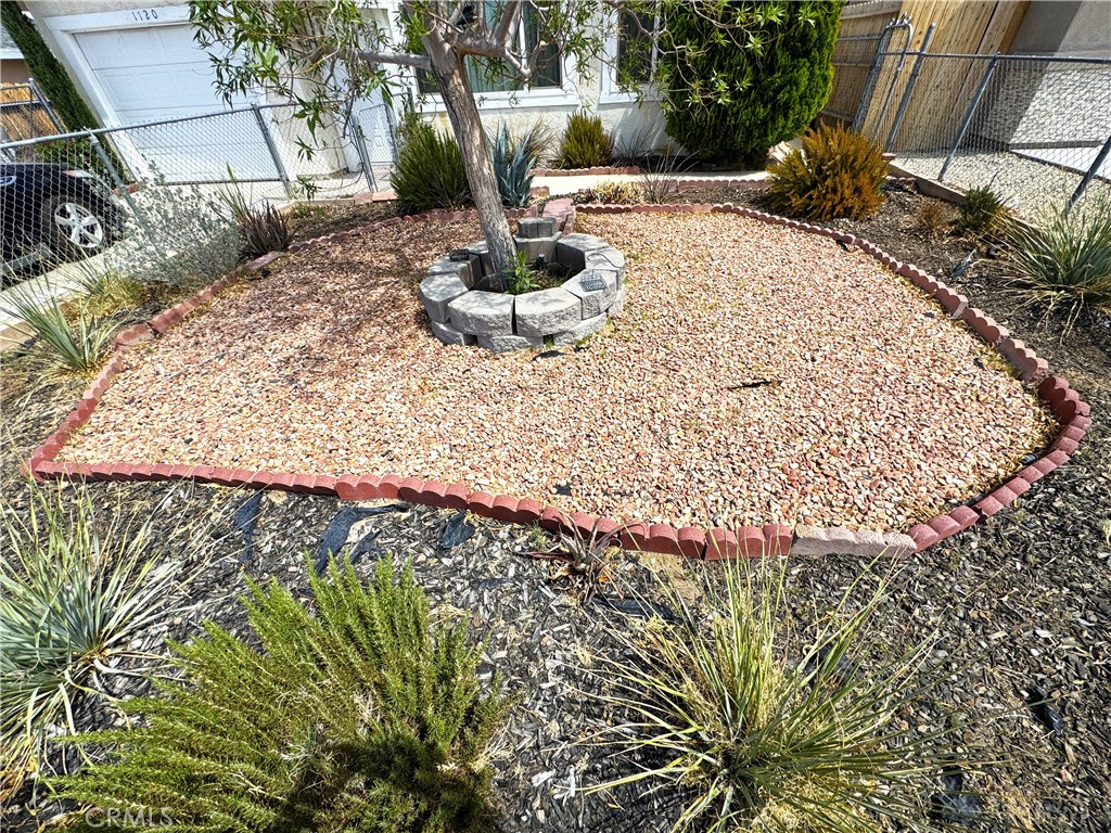 https://media.crmls.org/medias/abdebd61-c59d-4cd4-9619-33ebb01fd220.jpg?preset=X-Large