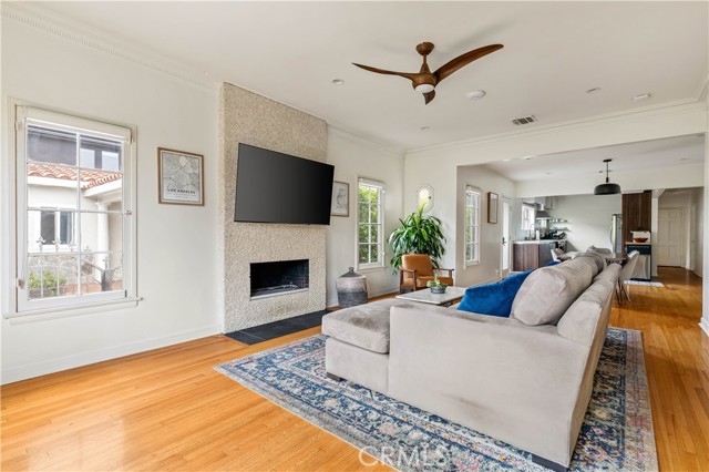 2818 S Holt Avenue, Los Angeles CA: https://media.crmls.org/medias/abe6c62e-6fc0-43e2-b9a3-09a629755b27.jpg