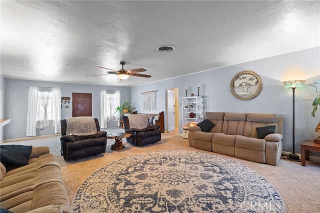 Detail Gallery Image 7 of 49 For 3010 Elmwood Ave, Bakersfield,  CA 93305 - 4 Beds | 2 Baths