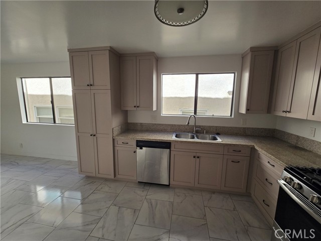 Detail Gallery Image 10 of 26 For 2440 Penmar Ave #2,  Venice,  CA 90291 - 3 Beds | 2/1 Baths