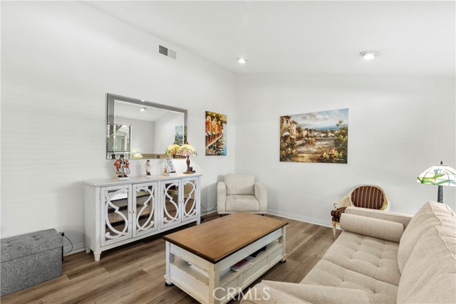 Detail Gallery Image 8 of 39 For 19226 Avenue of the Oaks a,  Newhall,  CA 91321 - 2 Beds | 1 Baths