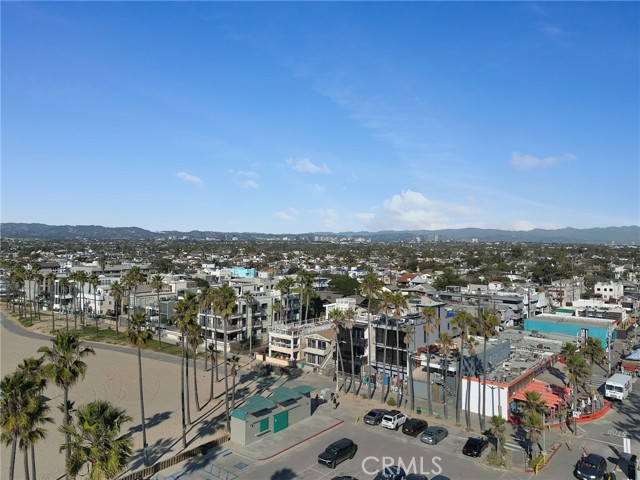 3011 Ocean Front Walk, Venice CA: https://media.crmls.org/medias/abee40af-a05f-4c14-abc0-186e9d45526d.jpg