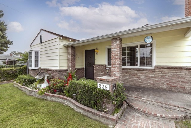 835 N Lincoln Street, Burbank CA: https://media.crmls.org/medias/abefcda7-101b-485c-8649-051ff917d25b.jpg