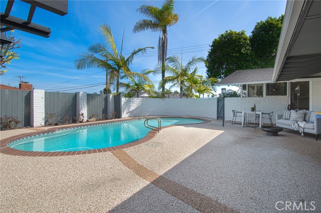 Detail Gallery Image 33 of 42 For 395 Meadow Ln, Newport Beach,  CA 92660 - 3 Beds | 3 Baths