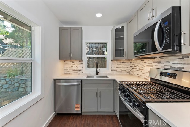 Detail Gallery Image 7 of 34 For 23984 Straight Way, Crestline,  CA 92325 - 2 Beds | 1 Baths