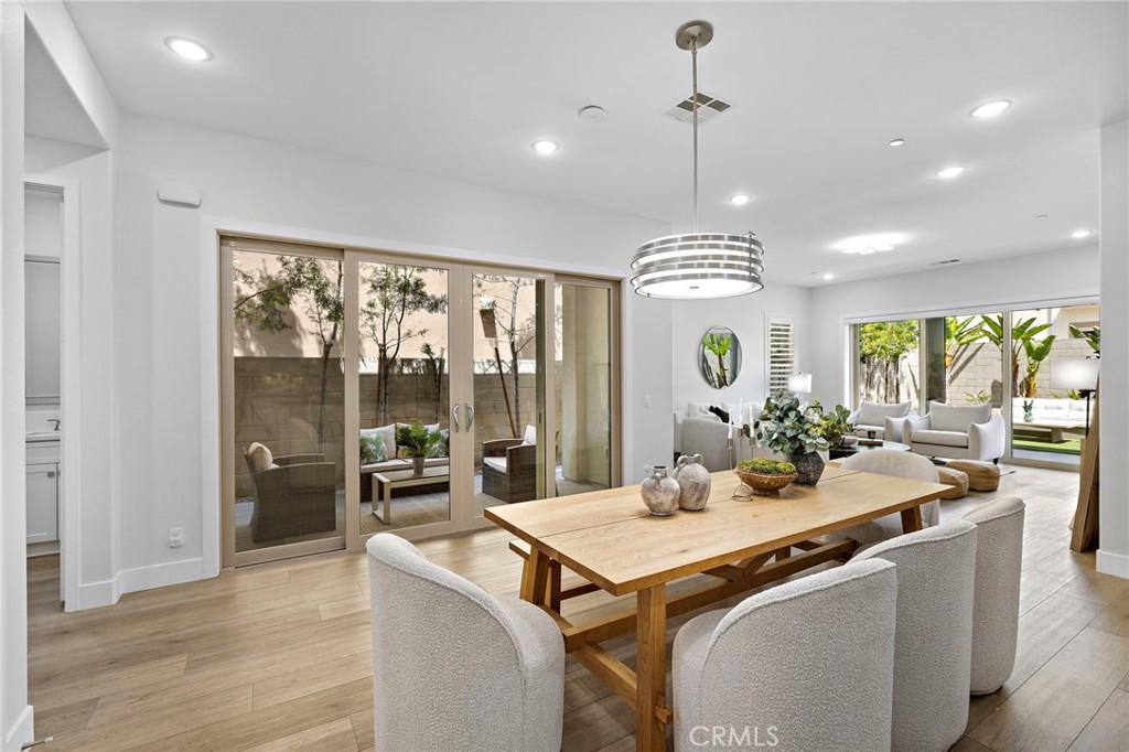 https://media.crmls.org/medias/abf42cf0-9080-444b-bf59-84d1472778c7.jpg?preset=X-Large