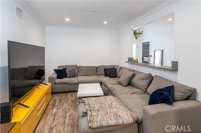 Detail Gallery Image 9 of 23 For 6624 Mammoth Ave, Van Nuys,  CA 91405 - 4 Beds | 3 Baths