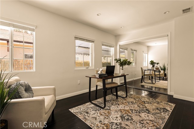 Detail Gallery Image 8 of 22 For 15233 Camarillo St, Sherman Oaks,  CA 91403 - 5 Beds | 4 Baths