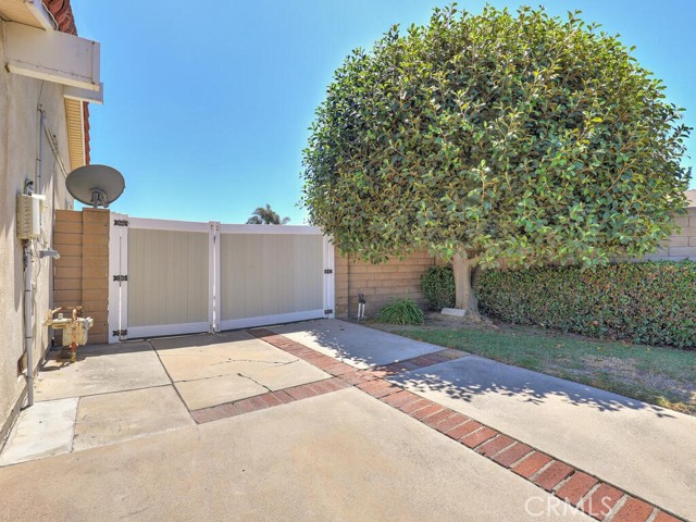 Detail Gallery Image 9 of 54 For 18022 Dellglen Cir, Huntington Beach,  CA 92647 - 4 Beds | 3 Baths