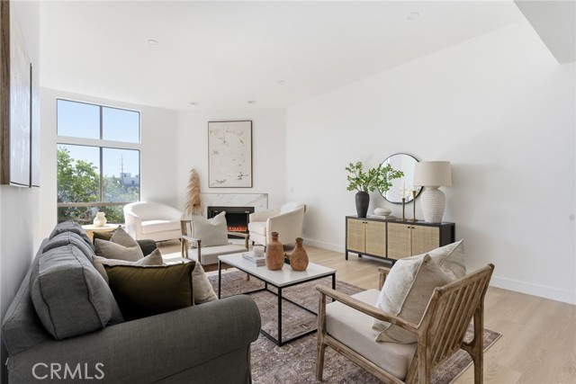 Detail Gallery Image 2 of 37 For 10820 Holman Ave #204,  Los Angeles,  CA 90024 - 2 Beds | 2 Baths