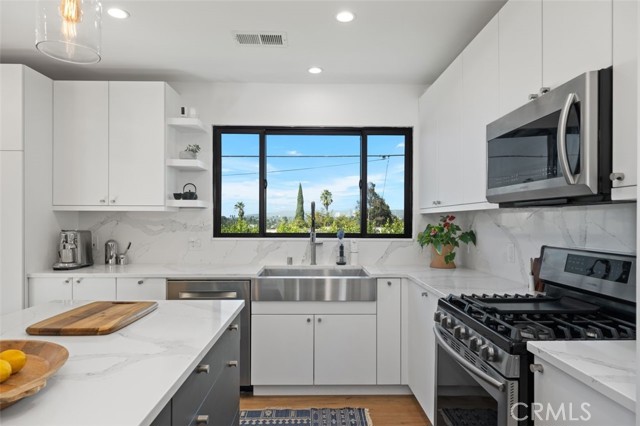 2329 Vineyard Avenue, Los Angeles CA: https://media.crmls.org/medias/abff069a-bbd0-468b-9b78-01c09d58bc2d.jpg