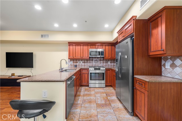 Detail Gallery Image 7 of 33 For 10913 Whipple St #302,  Toluca Lake,  CA 91602 - 2 Beds | 2 Baths