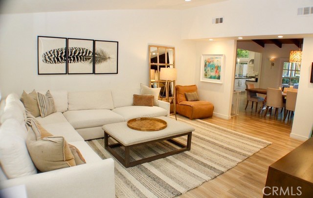 Detail Gallery Image 9 of 23 For 4820 Abbeyville Ave, Woodland Hills,  CA 91364 - 4 Beds | 4 Baths