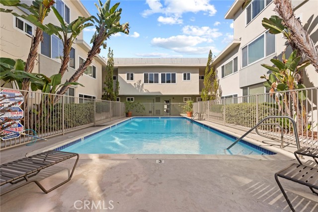 1525 N Hayworth AVE Unit: 204