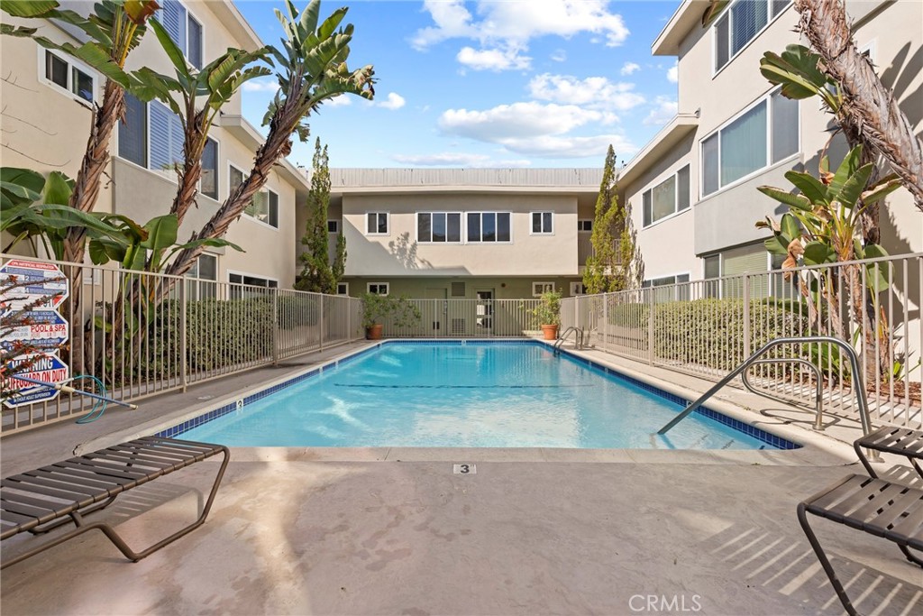1525 N Hayworth Avenue #204