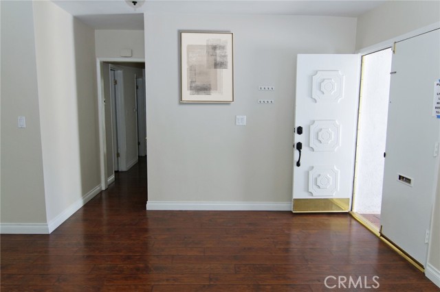 Detail Gallery Image 4 of 24 For 9310 Crebs Ave, Northridge,  CA 91324 - 4 Beds | 2 Baths