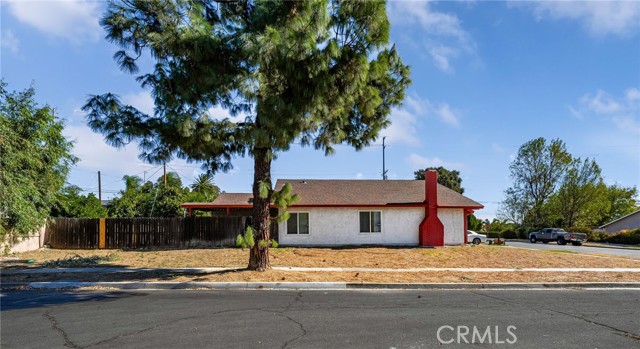 Detail Gallery Image 2 of 16 For 18080 Citron Ave, Fontana,  CA 92335 - 4 Beds | 2 Baths