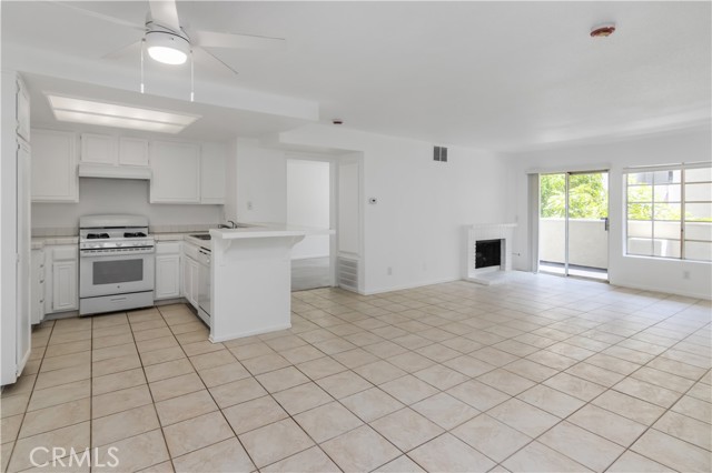 Detail Gallery Image 5 of 21 For 20235 Keswick St #102,  Winnetka,  CA 91306 - 2 Beds | 2 Baths