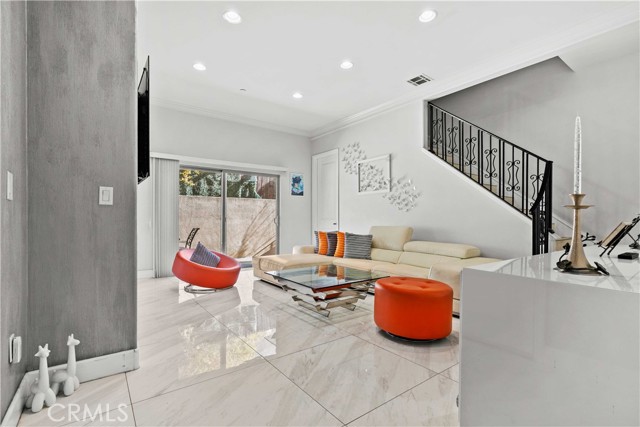 Detail Gallery Image 15 of 69 For 6920 Valmont #5,  Tujunga,  CA 91042 - 4 Beds | 3 Baths