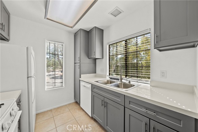 Detail Gallery Image 11 of 26 For 2554 Olive Dr #116,  Palmdale,  CA 93550 - 2 Beds | 2 Baths