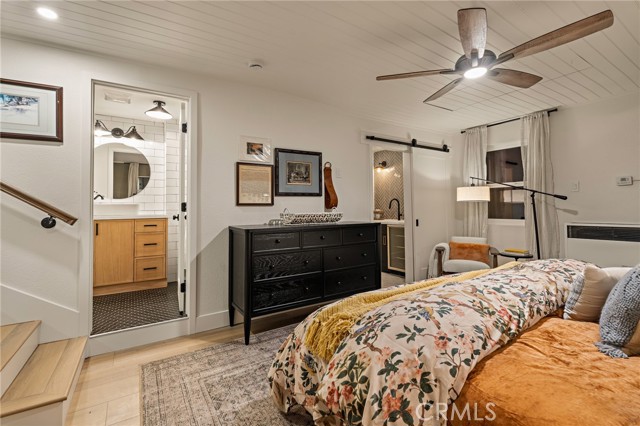 Kitchenette, soaking tub and laundry room...all here!