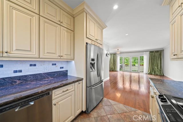 Detail Gallery Image 15 of 33 For 1228 N La Cienega Bld #203,  West Hollywood,  CA 90069 - 2 Beds | 2 Baths