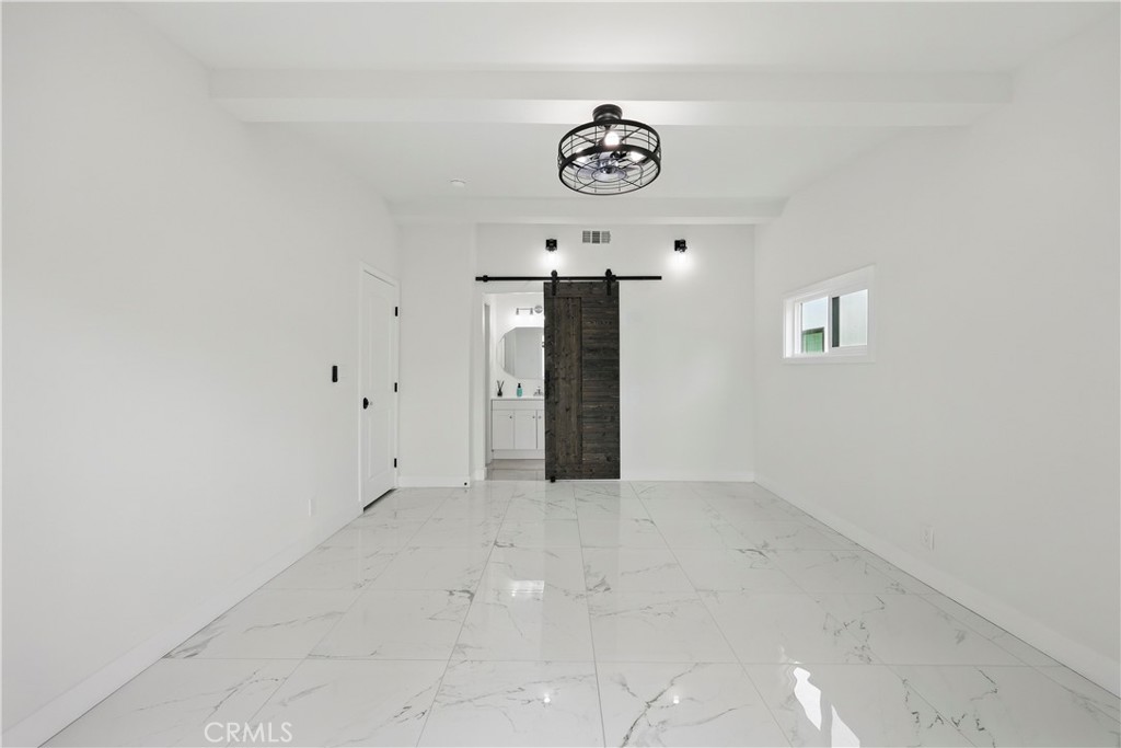 https://media.crmls.org/medias/ac126ee5-836f-453b-9256-1bb7ce244acb.jpg?preset=X-Large